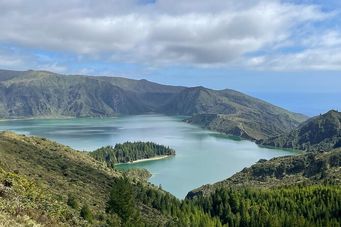 Private Tour Volcanic Lakes Sete Cidades and Lagoa do Fogo - Vista do Rei: the classic Azores postcard over the big lake