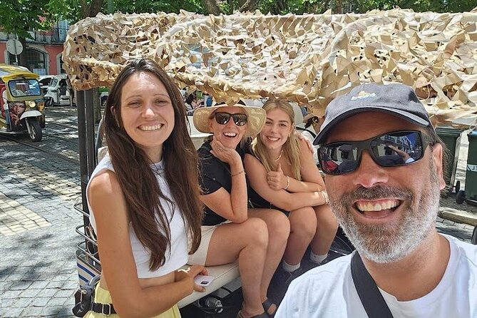 Private tuk tuk tour in old city Lisbon (Standard-1h30) - Miradouro das Portas do Sol: the Alfama photo stop