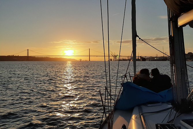 Relaxing Sailboat Cruise along the Tagus - From Doca de Santo Amaro to a totally new Lisbon