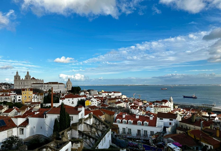 São Jorge Castle Skip-the-line Entry Ticket - Getting to the meeting point: where the host is and what to look for