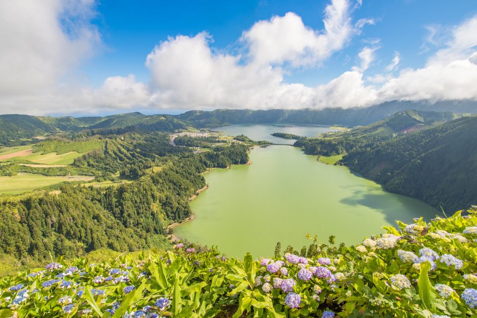 São Miguel Island: Full Day All-in-One Tour - Furnas Lake entrance and the short walk that ties it together