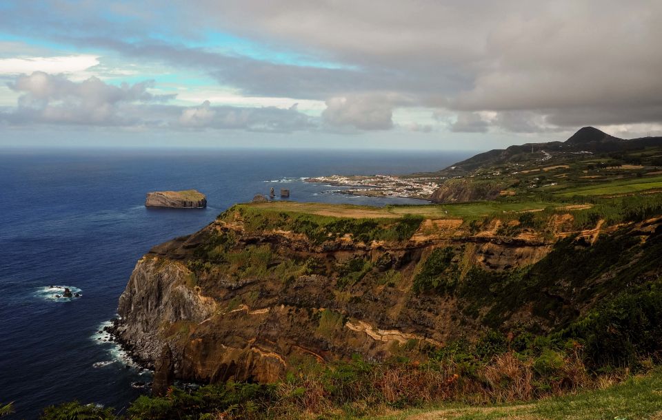 São Miguel Island: Full-Day Sete Cidades Tour - Guide style and the small-group advantage