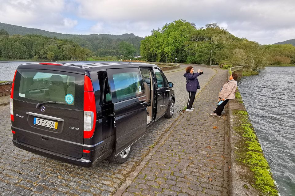 São Miguel West: Sete Cidades and Fogo Tour with Lunch - Vista do Rei: the iconic viewpoint that frames the drama