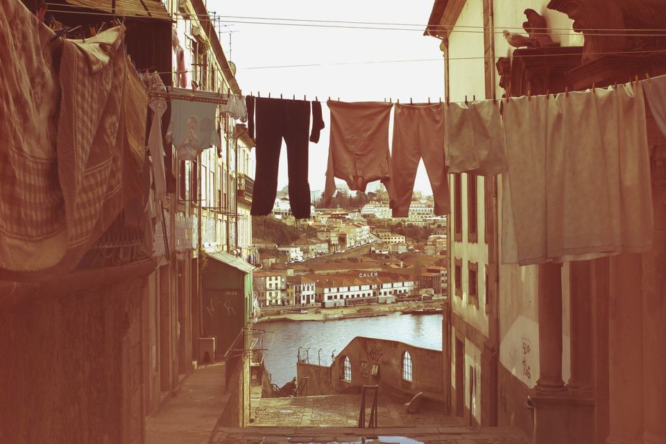 Secret Sites of Porto 3-Hour Walking Tour - Starting at the Fountain with Lions and the Bank of Tiles moment