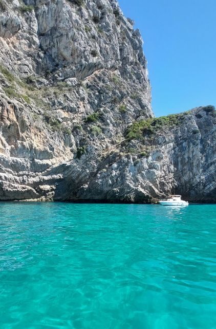 Sesimbra: Secret Bays and Beaches Boat Tour with Snorkeling - Meeting Blue Coast Tours and Getting Oriented Fast