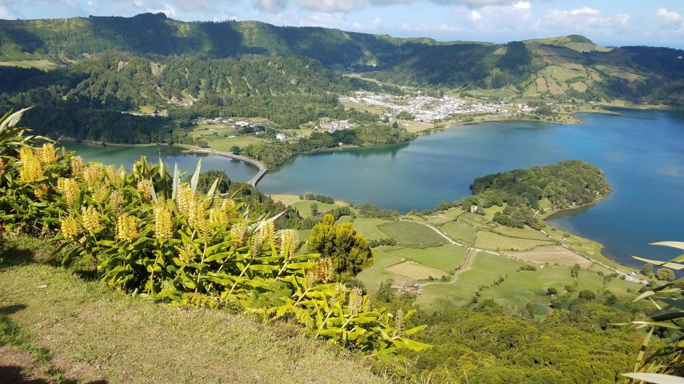 Sete Cidades - Half Day Tour - Vista do Rei Lookout: The Crater Opens Up