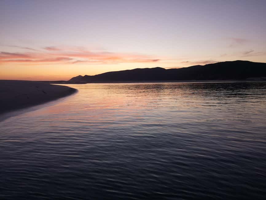 Setubal: Sunset On-Board - The oyster tasting moment on board is the star