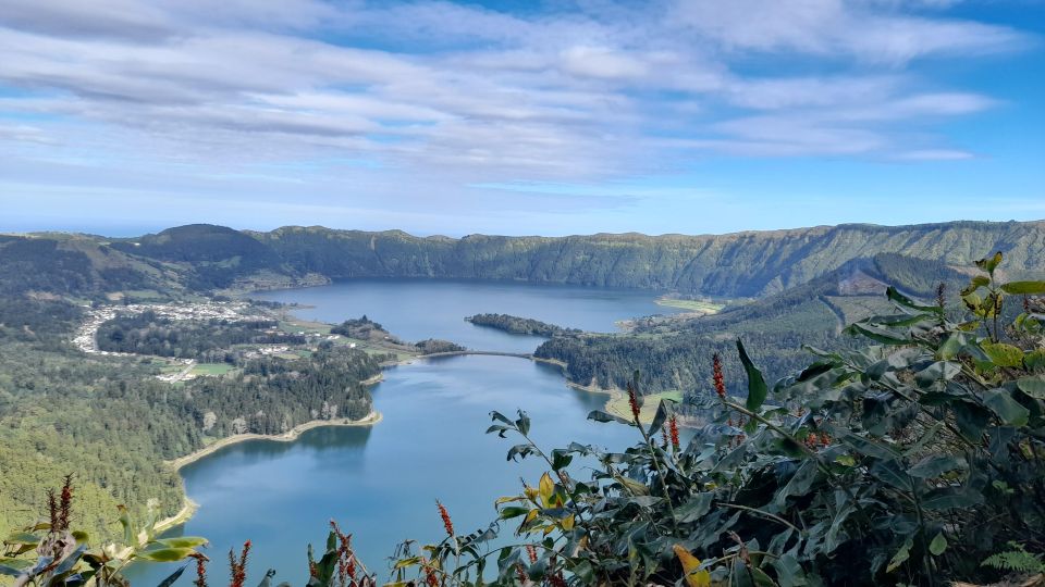 Seven Citys Tour: Sete Cidades Crater Lake Shore Excursion - Vista do Rei: the classic twin-lake postcard angle