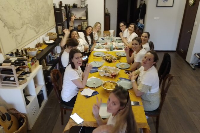 Shopping, cooking and eating together at my home in Porto - Cooking together at home: what your hands do during the workshop