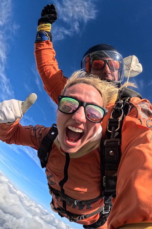 Skydive Algarve: Tandem Skydiving 10.000ft (up to 15.000ft) - After landing: harness off, locker basics, and your completion certificate