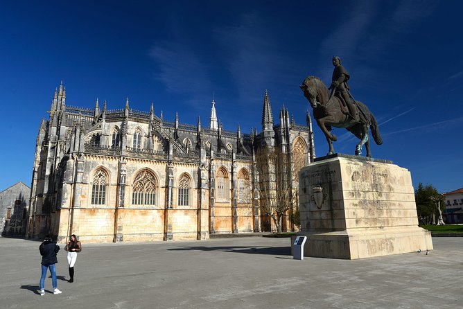 Small Group Tour to Fátima, Batalha, Nazaré and Óbidos from Lisbon - Óbidos: UNESCO medieval lanes, castle views, and ginja de Óbidos