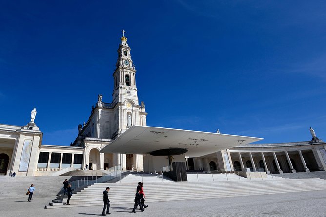 Small Group Tour to Fátima, Batalha, Nazaré and Óbidos from Lisbon - The van experience: seating, sound, and how guides keep it on track