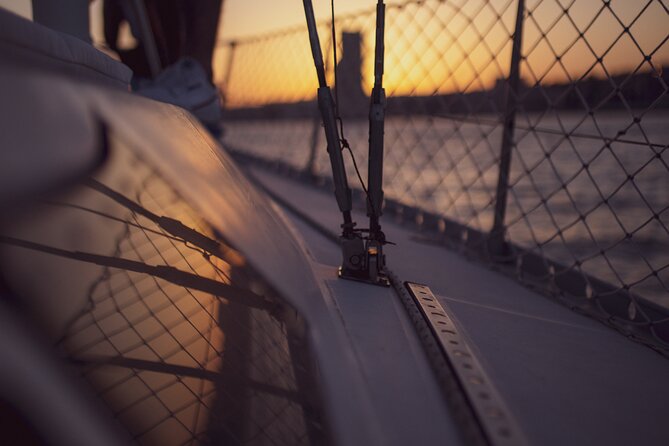 Sunset sailboat tour in Lisbon with green wine - Guides Rodrigo and Carlos: how the narration helps without hijacking your night