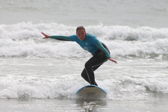 Surf class in Porto - small groups, ideal for beginners - Sanitized Equipment: Board, Wetsuit, and Leash