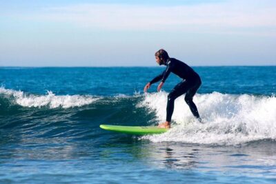 Surf Lesson for Beginners - Private Groups - Gear setup: the 4/3 wetsuit and beginner board fit