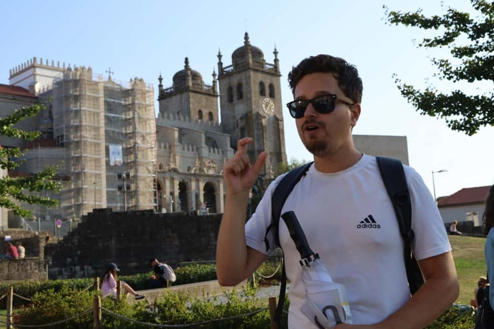 The Soul of Porto: Walking Tour with Food and Wine Tasting - Starting in Porto the right way: São Bento Station to Batalha Square