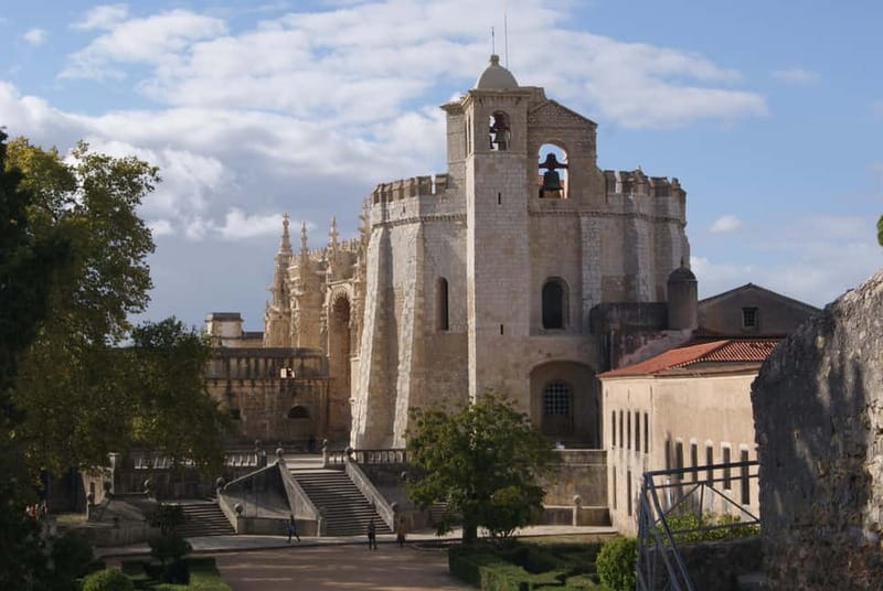 Tomar Walking Tour : Templar, Castle, Food, Ceramics, Fun! - Meeting by Gualdim Pais: the walk starts with context
