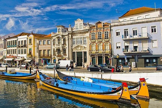 Tour Between Lisbon - Porto or Porto-Lisbon with several stops - Stop 1: Coimbra University and the Historic Center in about an hour
