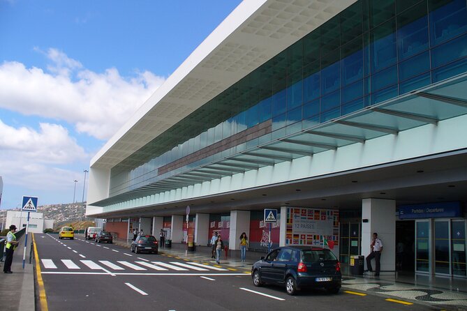 Transfer Privado e Confiável: Aeroporto → Funchal (ou vice-versa) - Meeting the Driver in Santa Cruz Airport Arrivals
