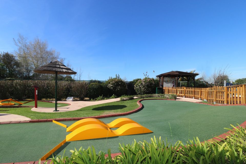 Vilamoura: Family Golf Park Game - Staying comfortable: shade umbrellas, benches, and locker reality