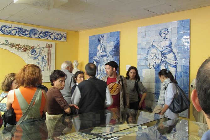 Walking Tour - History of Tiles in Porto - Starting at Igreja do Carmo and Finding Your Tile Eye