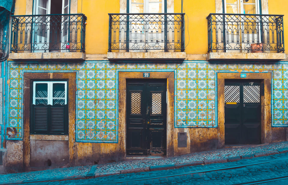 Walking Tour Small Group Lisbon + S. Jorge Castle Tickets - Commerce Square: A Quick Reality Check on Big Lisbon